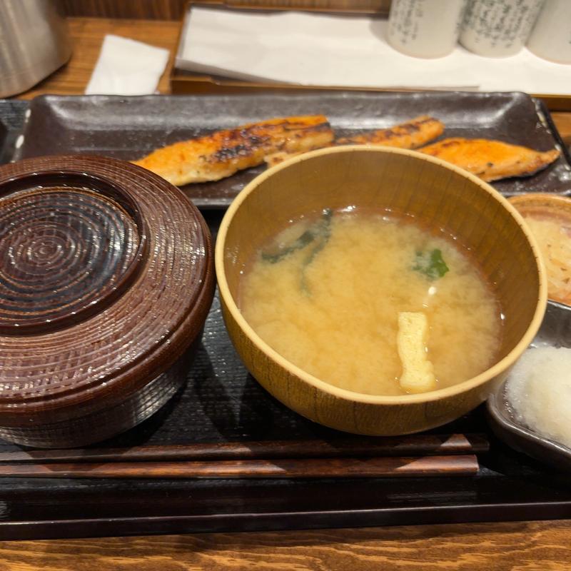 サーモンハラス干し定食(炭火焼干物定食 しんぱち食堂 明治通り店)