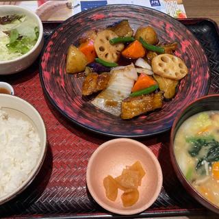 たらと野菜の黒酢あん　麦味噌汁