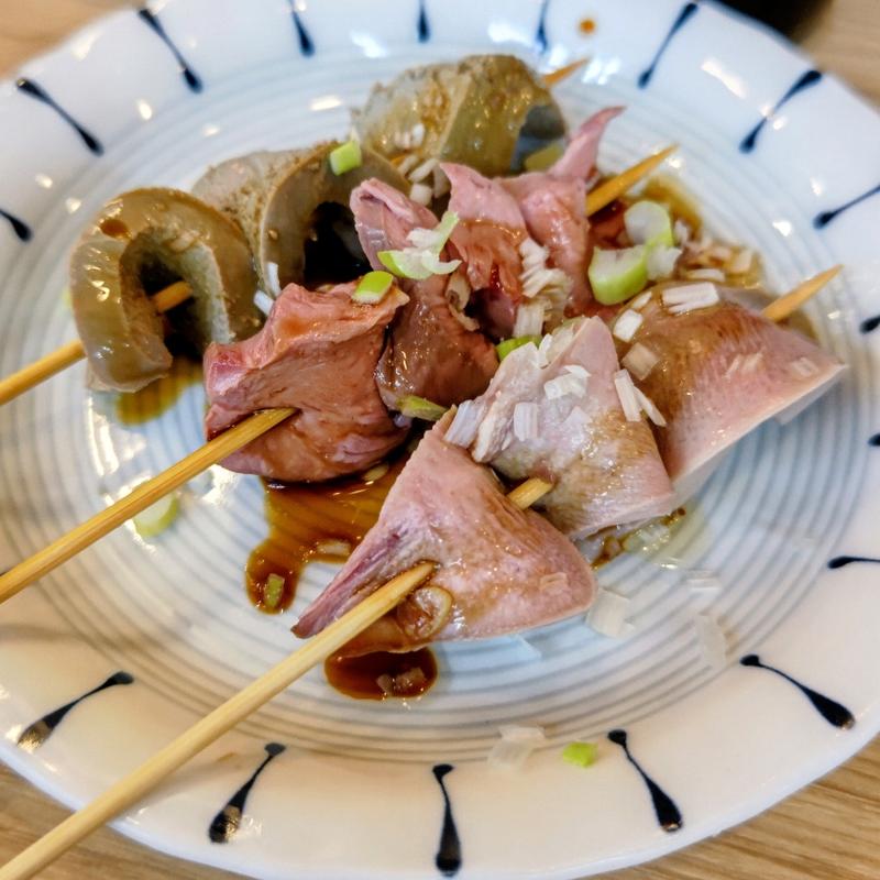 とん刺し串盛合せ(鉄板ホルモン 五の五 ぴおシティ桜木町店)