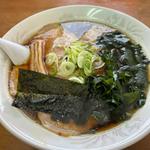 醤油チャーシュー 大盛 細麺 ワカメ