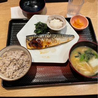 さばの炭火焼き定食、たっぷり野菜の麦みそ汁