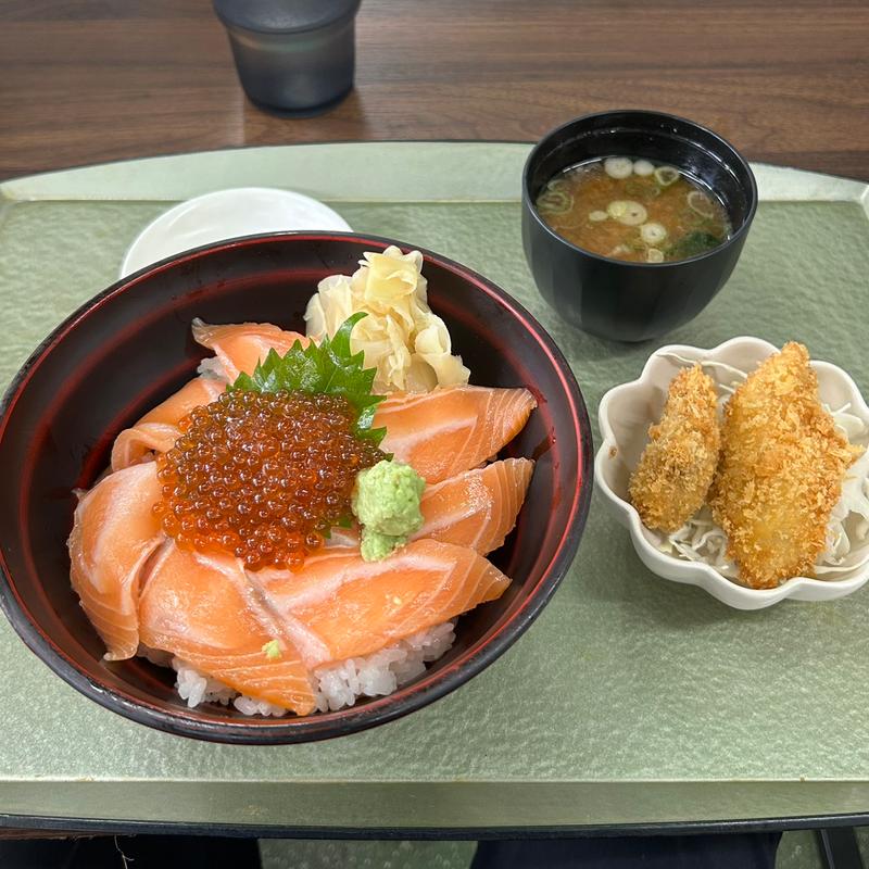 サーモンいくら丼・フライ定食(地魚食堂てるてる)