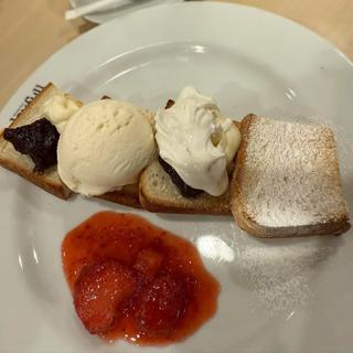 あずきのレアチーズトースト バニラアイス添え