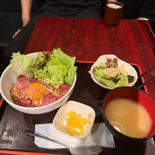 ローストビーフ丼(肉バル アモーレ 新宿店)