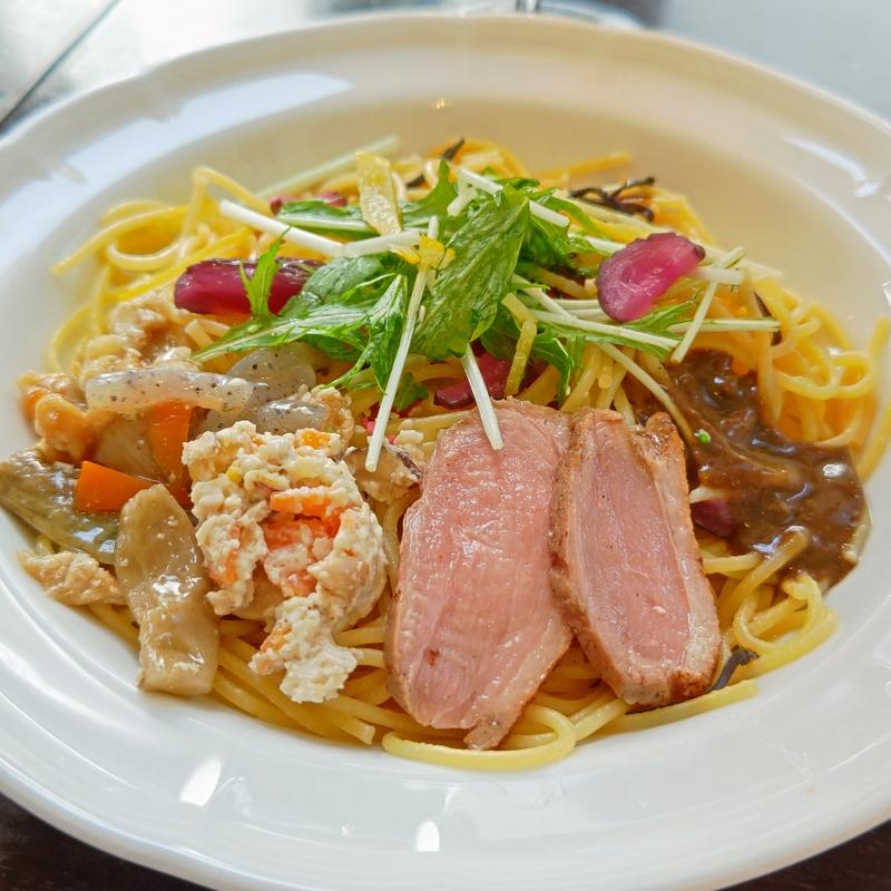 合鴨と京おばんざいと柚子醤油パスタ(カフェ ラ ミル 横浜元町店)