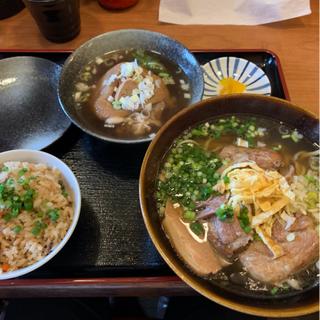 爆盛り沖縄そば(久茂地そば KANEHACHI かねはち)