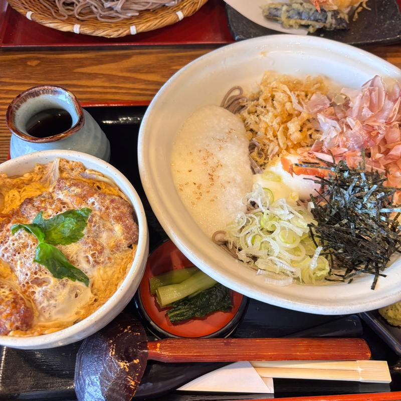 冷し月見山かけそばとチキンカツ丼の定食(そじ坊成田空港第2ターミナル店)