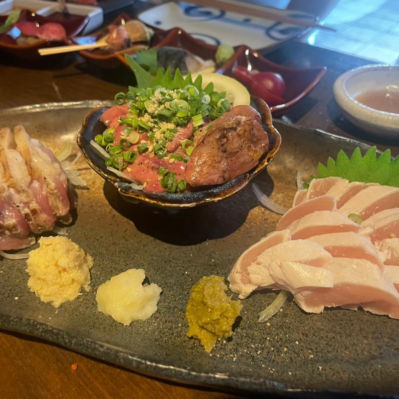 地鶏刺しの盛り合わせ(スズメバチ)