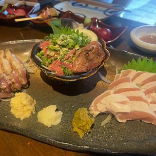 地鶏刺しの盛り合わせ(スズメバチ)