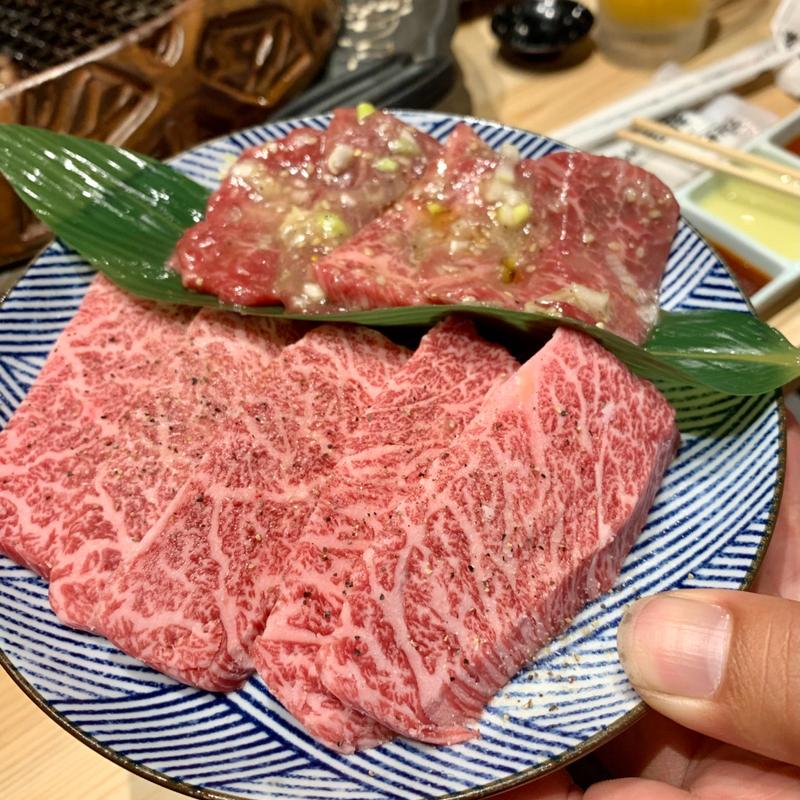 厳選A4近江牛上カルビと厳選近江牛A5赤身ロース(焼肉すだく近江八幡駅前店)