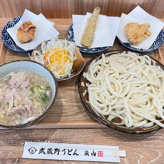 濃厚肉ダブル肉汁うどん(白)(あつもり)辛ネギだく＋かしわ天＋ごぼう天＋えび天