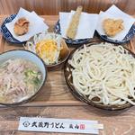 濃厚肉ダブル肉汁うどん(白)(あつもり)辛ネギだく＋かしわ天＋ごぼう天＋えび天