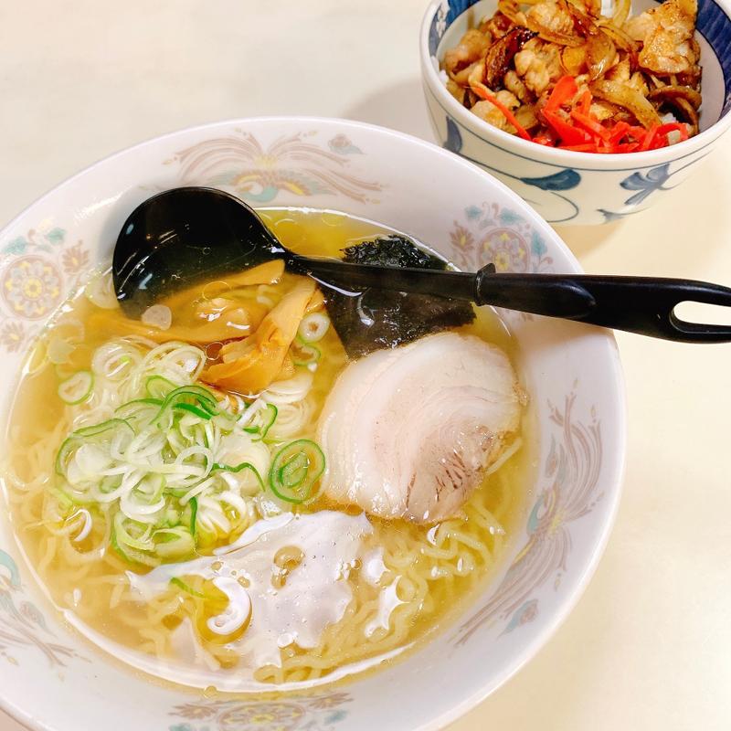 塩ラーメンと焼肉丼(ひよこ )