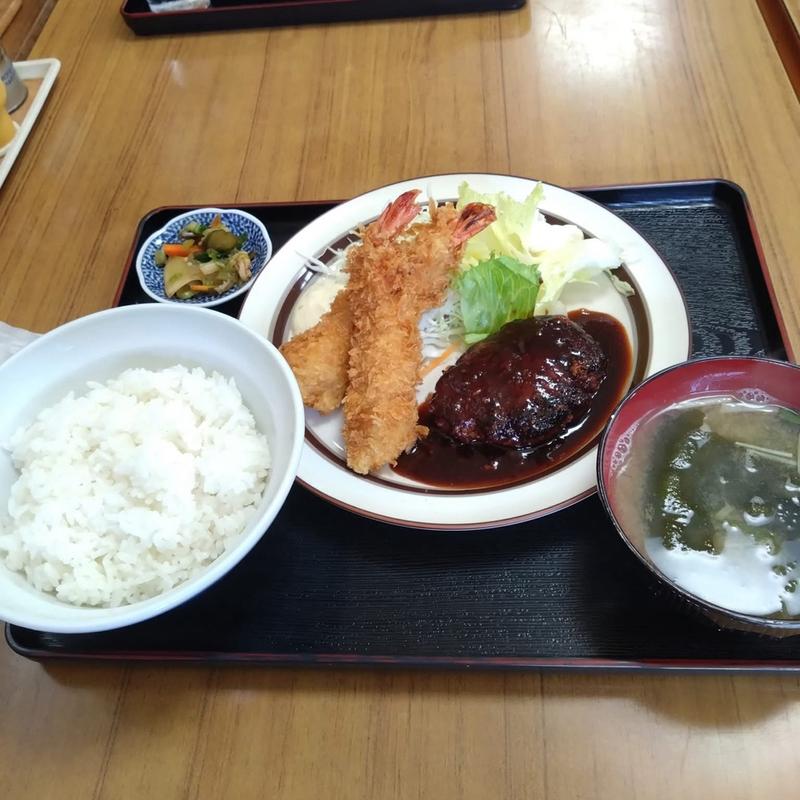 海老フライ付きハンバーグ定食(角新食堂)