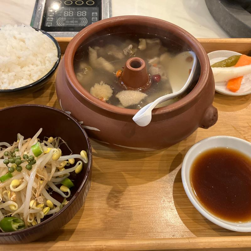 蒸気でじっくりエキスを沁み出させた鶏肉の薬膳スープ定食(食彩雲南 ムーさんの蒸鍋館 池袋 中華)