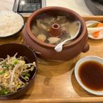 蒸気でじっくりエキスを沁み出させた鶏肉の薬膳スープ定食