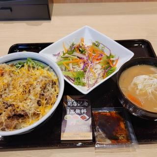 炙りチーズ牛カルビ丼並サラダとん汁セット(かるびのとりこ 上木崎店)