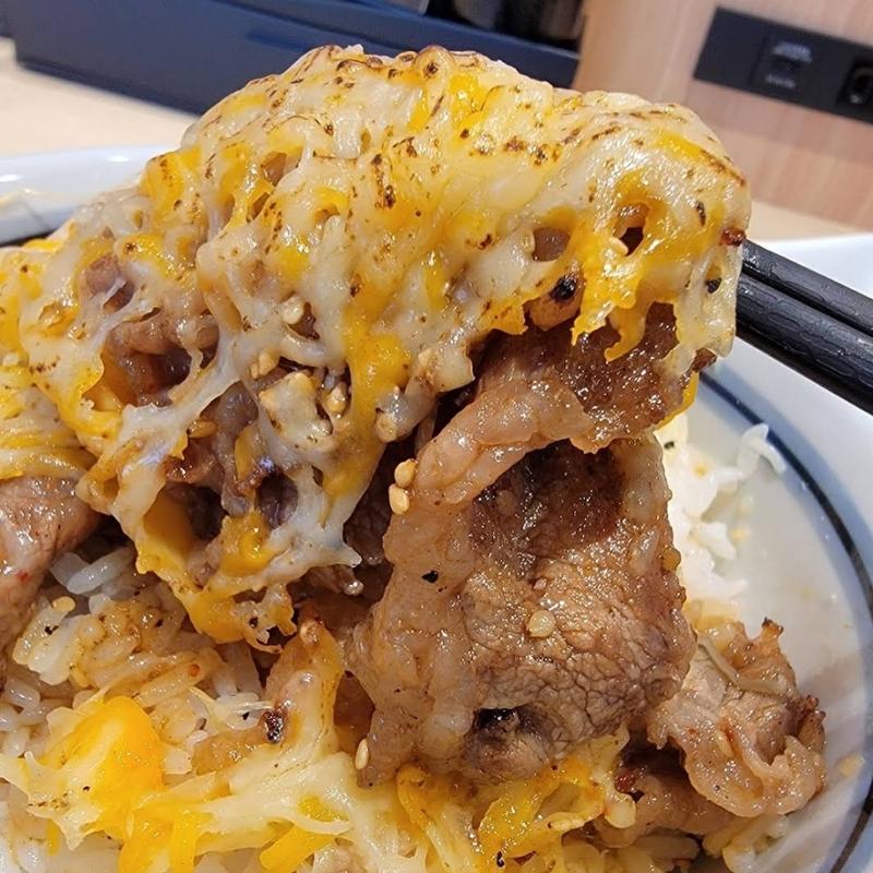 炙りチーズ牛カルビ丼並サラダとん汁セット(かるびのとりこ 上木崎店)