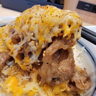 炙りチーズ牛カルビ丼並サラダとん汁セット
