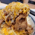 炙りチーズ牛カルビ丼並サラダとん汁セット(かるびのとりこ 上木崎店)