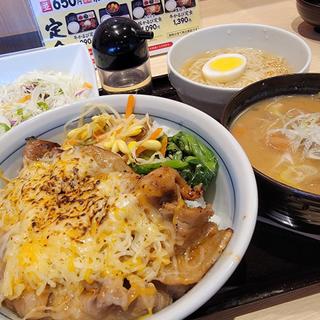 チーズイベリコ豚丼並サラダ豚汁セット(かるびのとりこ 上木崎店)