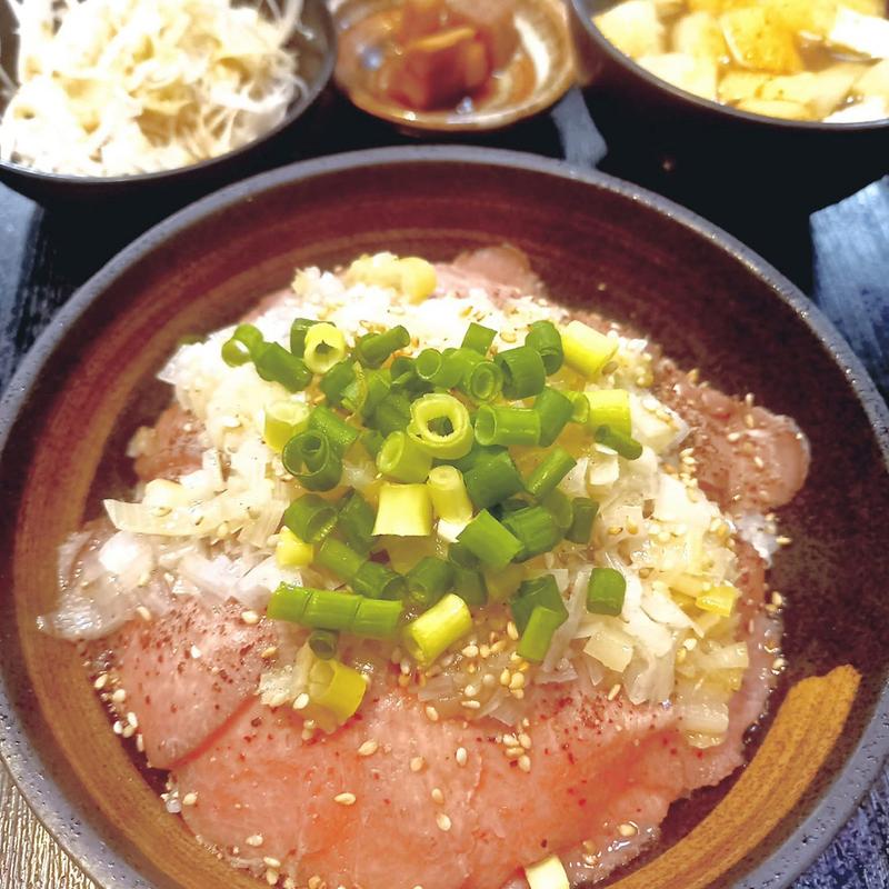 ねぎ塩牛タン刺丼(牛タンと串焼き 松の葉 五反田)