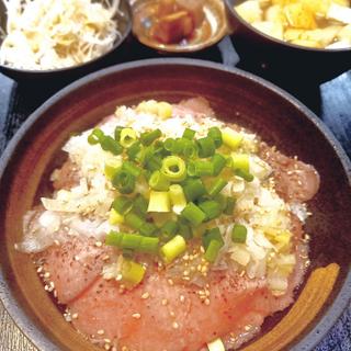 ねぎ塩牛タン刺丼(牛タンと串焼き 松の葉 五反田)