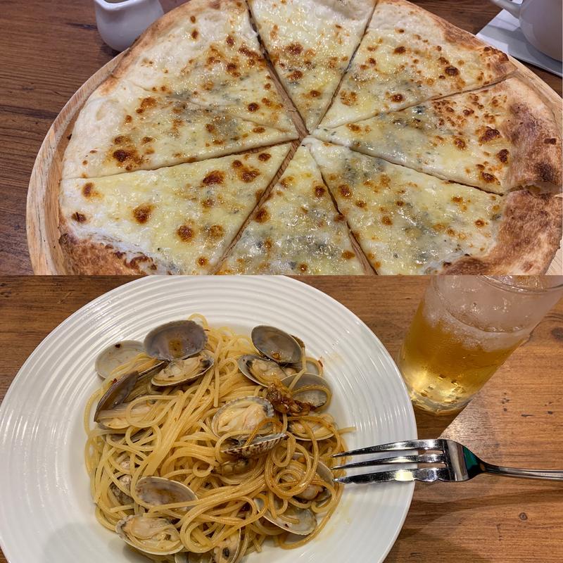 ボンゴレビアンコ&クアトロフォルマッジピザ(オリーブの丘 保塚店)