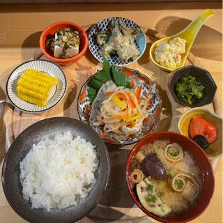 彩り小鉢と銀シャリのランチ(炭と土鍋ごはん 喜色)