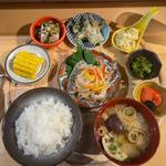 彩り小鉢と銀シャリのランチ