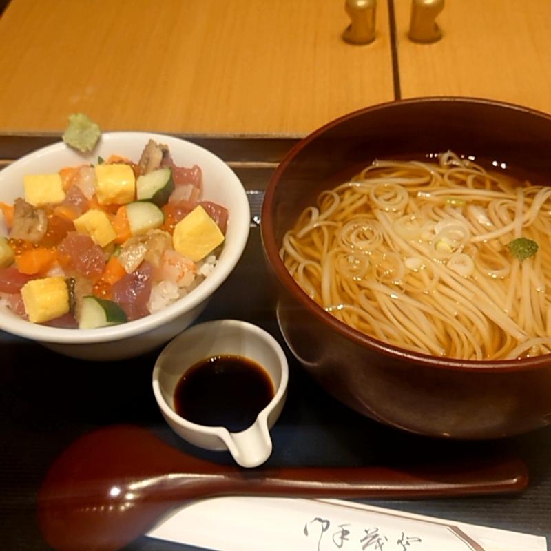 稲庭うどん（温）と海鮮ばらちらし(稲庭うどんとめし 金子半之助 コレド室町店 )
