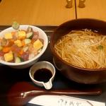 稲庭うどん（温）と海鮮ばらちらし