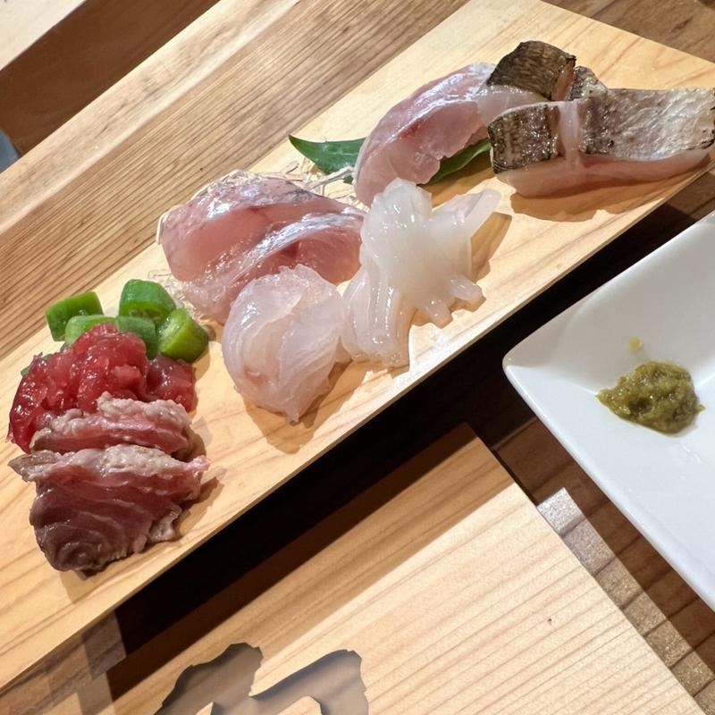 刺身盛り合わせ　鰹　インド鮪たたき　平目　赤いか　カマス炙り　かます刺し(魚藤)
