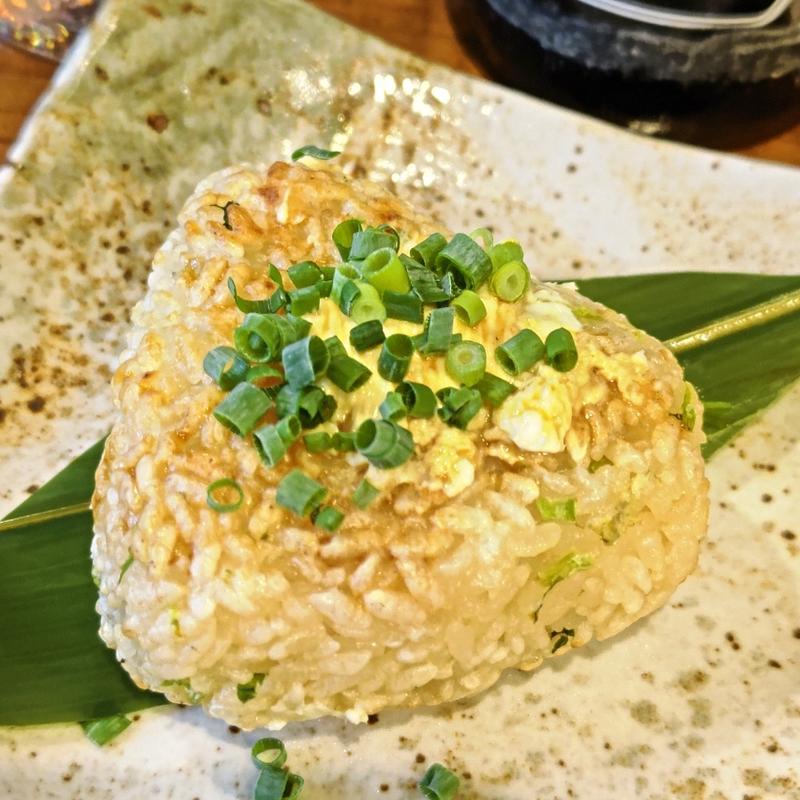 おかかクリームチーズの焼きおにぎり(イザカヤ 山角)