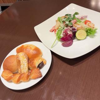 サラダランチ　パン食べ放題付き