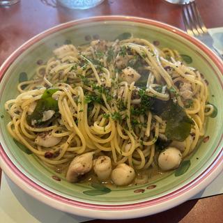 イタヤ貝小柱と鮮魚のオリーブアンチョビスパゲティ