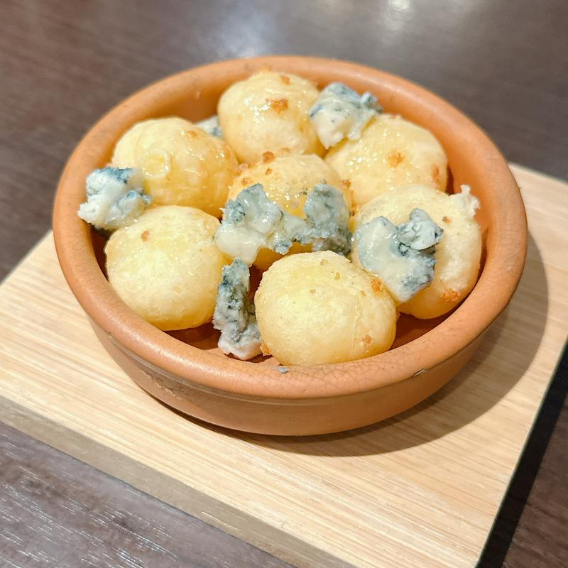 もっちりフォカッチャとブルーチーズ〜はちみつをかけて〜(俺のフレンチ 梅田 )