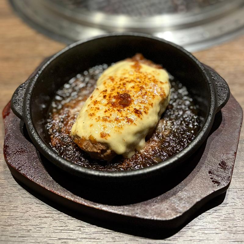 鉄板チーズハンバーグ(焼肉ホルモン襷 愛宕店)