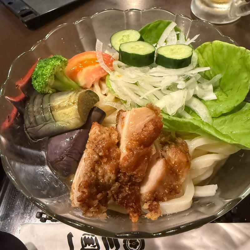 夏野菜と鶏唐揚げの さっぱり梅ダレうどん（冷）(三国一 西口店)