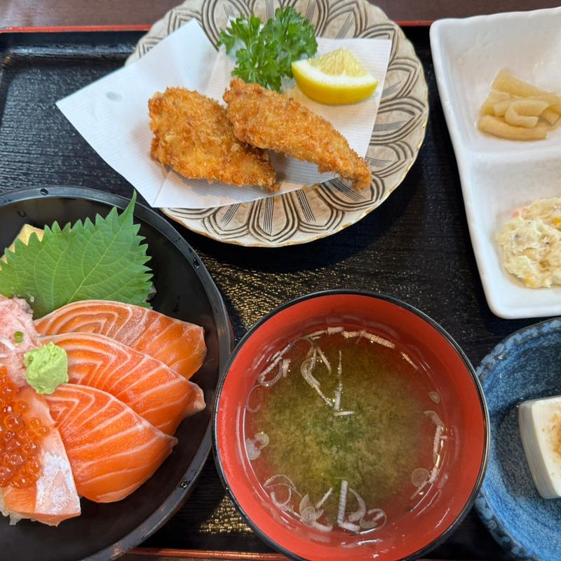 Bセット定食(サーモンと2種丼+アジフライ1枚(海鮮和食処くろさか)
