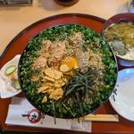 サーモンの炙り紅とろカルビ丼（ぎばさ汁）