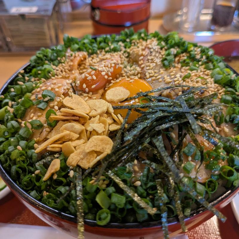 サーモンの炙り紅とろカルビ丼（ぎばさ汁）(うまい一丸鮨 本荘店 （一丸鮨）)