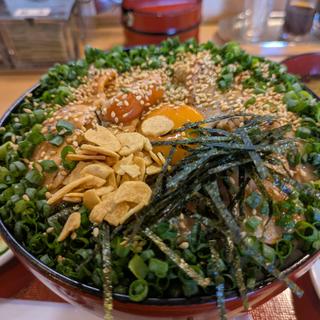 サーモンの炙り紅とろカルビ丼（ぎばさ汁）(うまい一丸鮨 本荘店 （一丸鮨）)