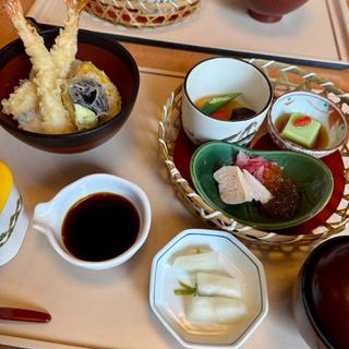 小ぶり海老天丼と季節の籠盛りセット(かごの屋 茨木春日店 )