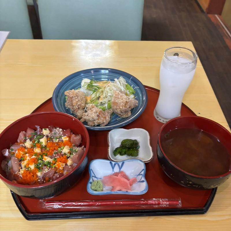 バラ海鮮丼と唐揚げランチ(多満利屋きらく)