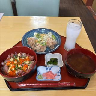 バラ海鮮丼と唐揚げランチ