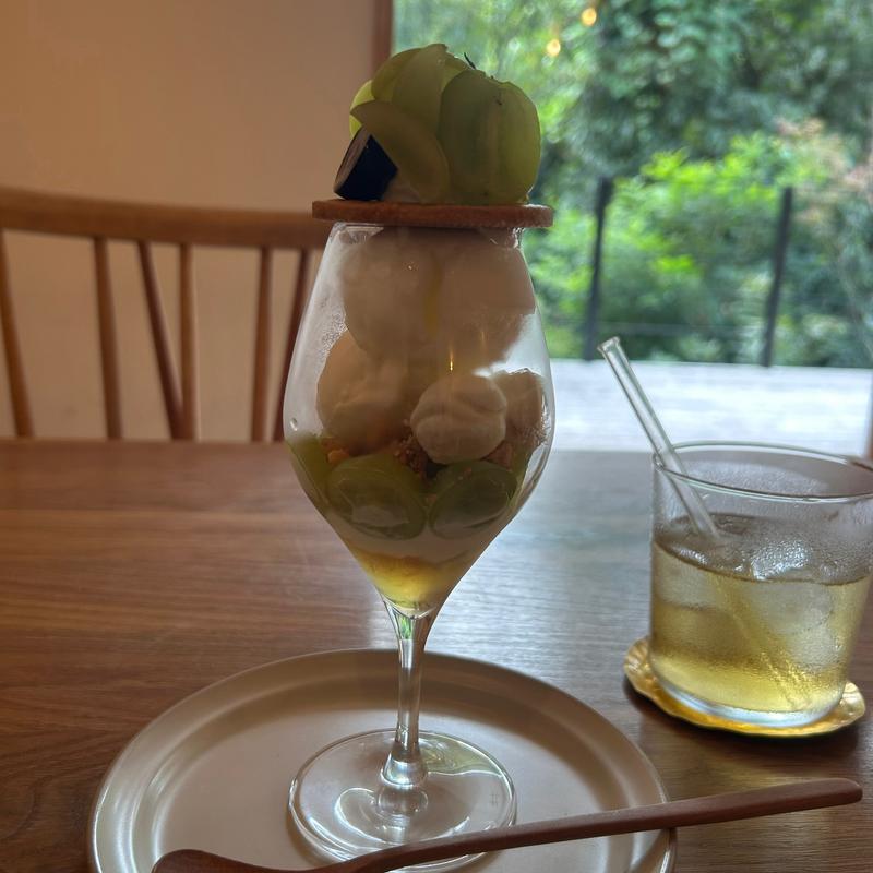 シャインマスカットのパフェ(ペチカ)