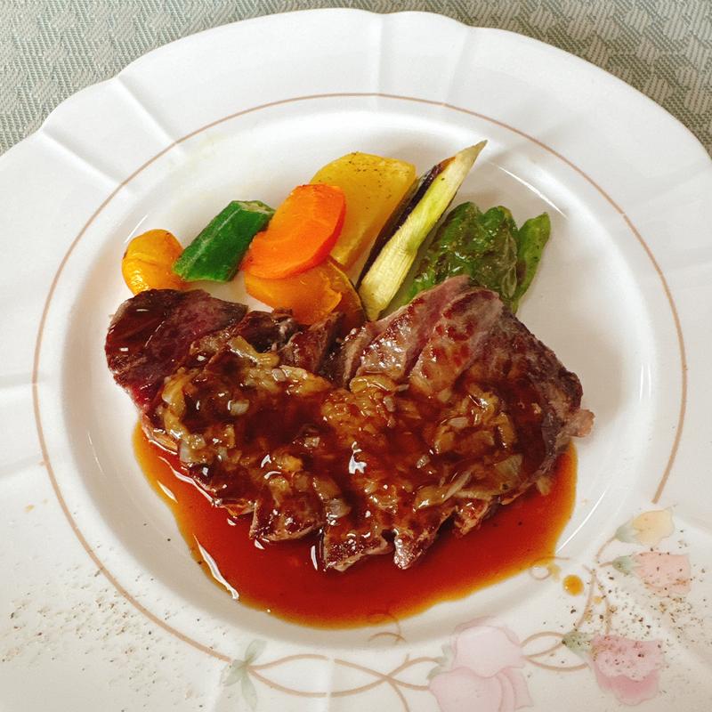 ビーフステーキシャリビアン風ソース(やまぶき )