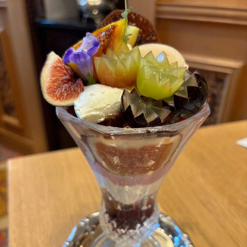 無花果と葡萄のパフェ(水信フルーツパーラー)