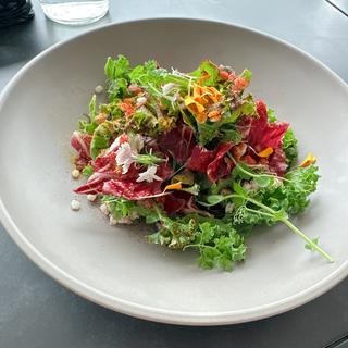 黒毛和牛サーロインのタリアータ　大麦と地元野菜のサラダ添え